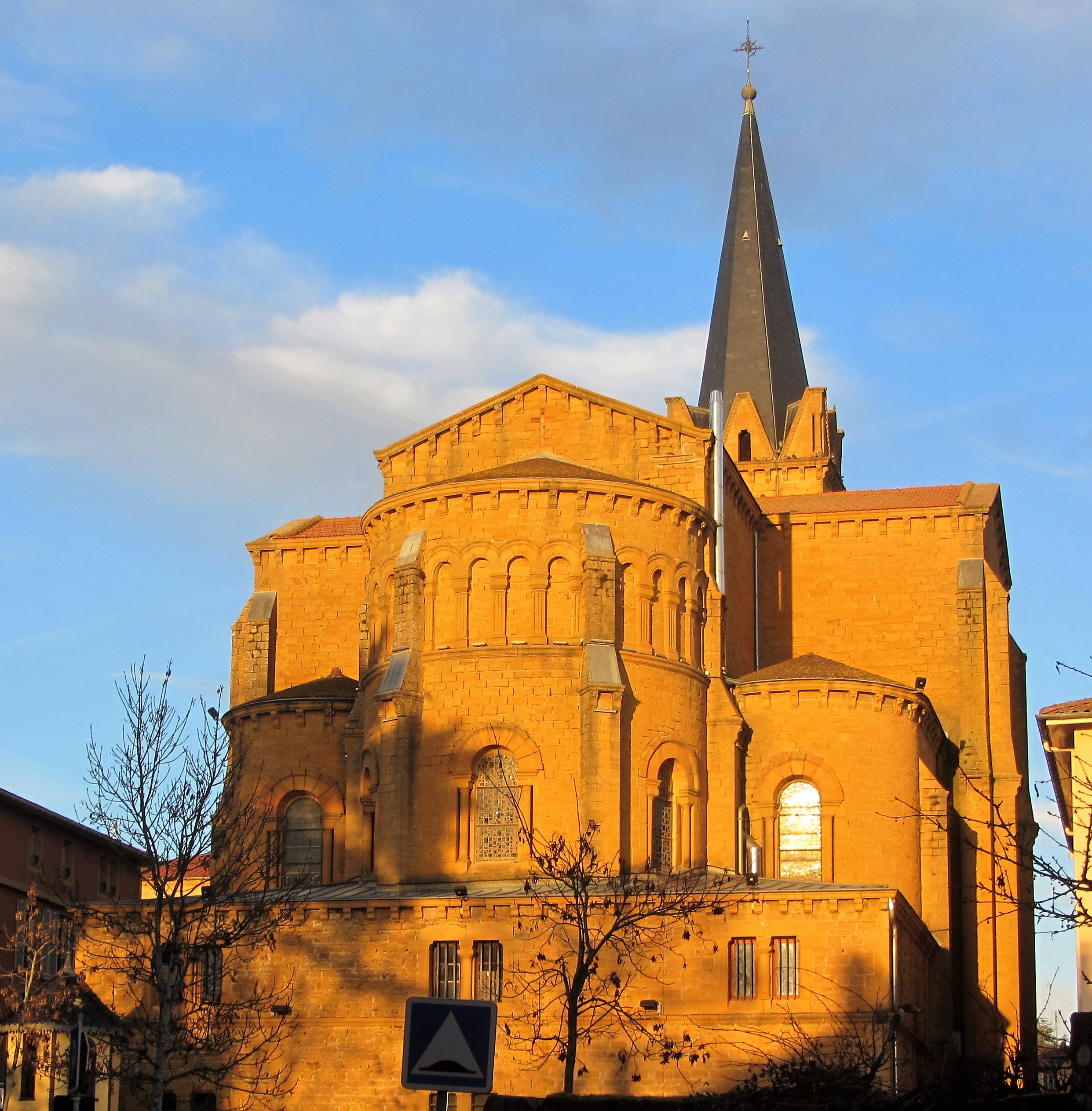 Bois-d'Oingt : son église au soleil couchant